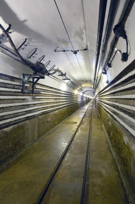 Ligne Maginot - SCHOENENBOURG - (Ouvrage d'artillerie) - Galerie vers les blocs avant à la hauteur de l'arrivée électrique moyenne tension enterrée (gros câble courant sur la gauche de la galerie) - Pascal LAMBERT