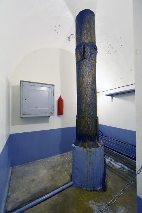 Ligne Maginot - SCHOENENBOURG - (Ouvrage d'artillerie) - Entrée de câbles téléphoniques
Les câbles téléphoniques pénétraient dans l'ouvrage par deux forages depuis la surface. Ces forages débouchent au niveau de locaux contiguës à la galerie principale. - Pascal LAMBERT
