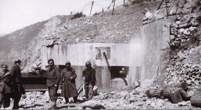 Ligne Maginot - MONTGENEVRE (BARRAGE RAPIDE) - (Blockhaus pour arme infanterie) - Le barrage après les hostilités, avec une partie de son équipage. - Inconnu