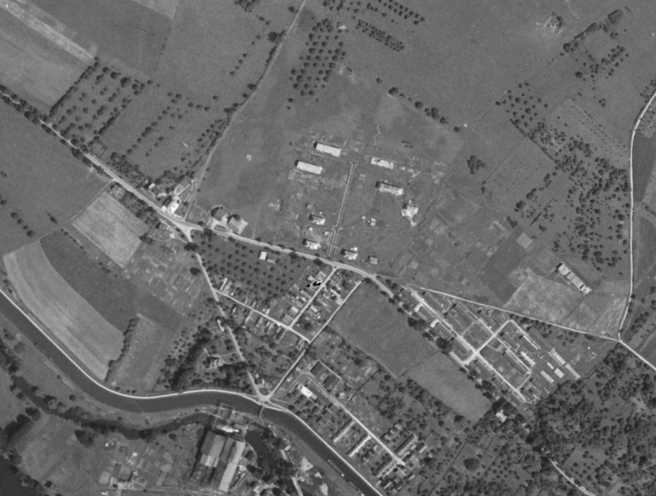 Ligne Maginot - MOUZON - casernement - Vue aérienne 1950
La cité cadre au centre du cliché, le camp de Mouzon à droite avec  le  stand de tir au dessus sont nettement visibles sur cette photo. - IGN - Géoportail 1950