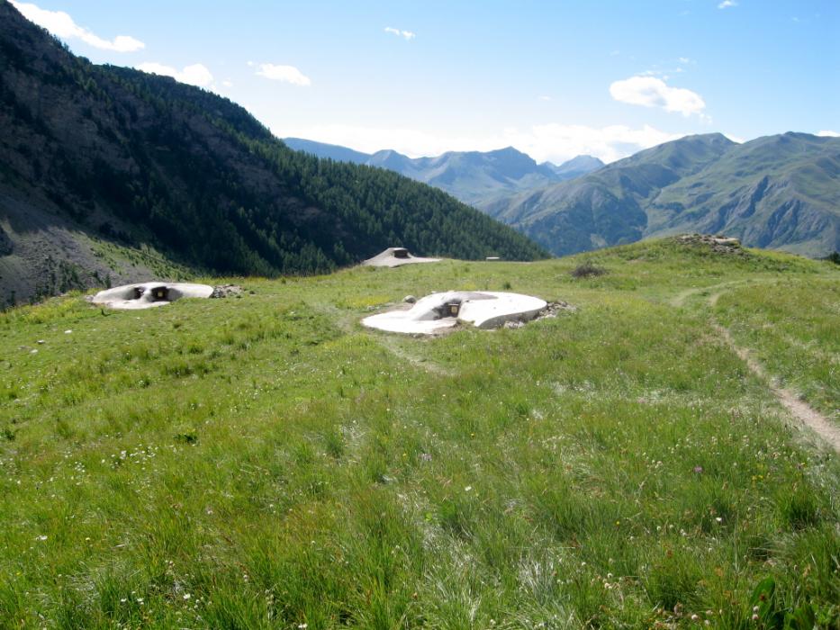 Ligne Maginot - PLATE LOMBARDE - (Ouvrage d'infanterie) - Les blocs 2 et 3 au premier plan et le bloc 4 (observatoire) ainsi que le bloc cheminée à l'arrière plan - Bruno BESSON