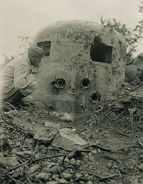 Ligne Maginot - 46A/1 - LIMBOURG PONT - (Abri) - Deux ogives de FLAK 88 fichées dans l'acier de la cloche - Inconnu