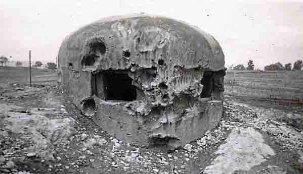Ligne Maginot - OBERROEDERN NORD - (Casemate d'infanterie - Double) - La cloche GFM nord-ouest labourée par les tirs allemands - Inconnu