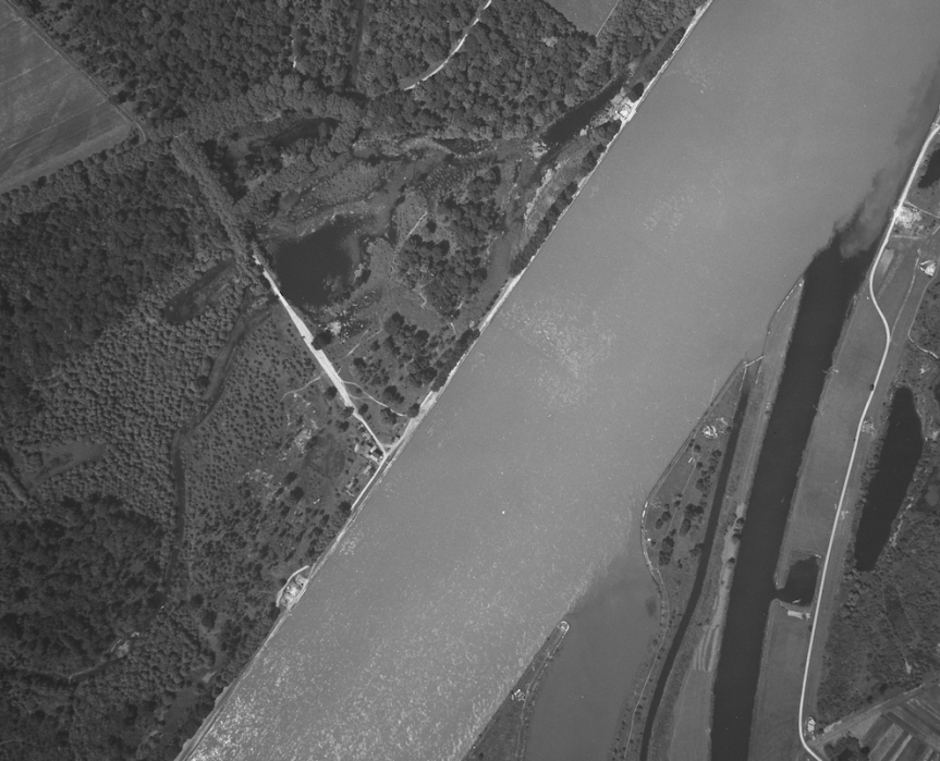 Ligne Maginot - Les casemates de KINZIG - Les deux casemates de la Kinzig Nord et Sud sont nettement visibles sur cette photo aérienne de 1951.
Elles couvrent l'embouchure de la Kinzig - IGN - Géoportail 1951