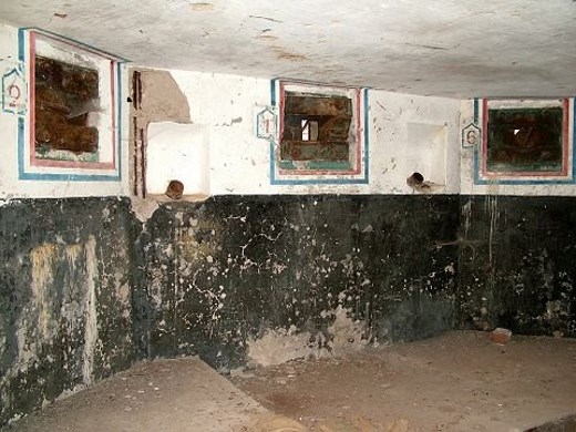 Ligne Maginot - LIEDERSCHIEDT - MAISON FORTE - (Poste GRM - Maison Forte) - Vue intérieure des créneaux
les créneaux sont tous numérotés. Noter l'angle que forme le créneau n° 3 destiné à couvrir la contre-pente. 
Le créneau n° 5 est incliné en sens inverse - AALMA - www.lignemaginot.com