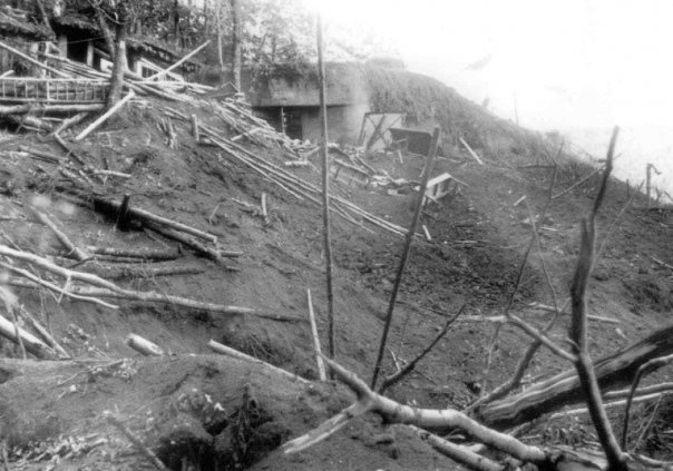 Ligne Maginot - GUNSTHAL COL EST - (Blockhaus pour arme infanterie) - Vue peu après les combats du 19 juin 1940. On aperçoit le camouflage de façade ainsi que le baraquement de l'équipage en haut à gauche - Inconnu