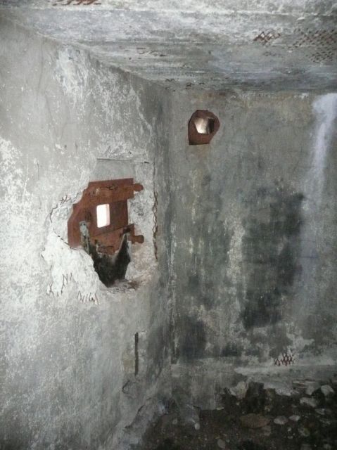Ligne Maginot - LES ROCHILLES - (Ouvrage d'infanterie) - Bloc entrée
La chambre de tir intérieure - ARMAND Patrick