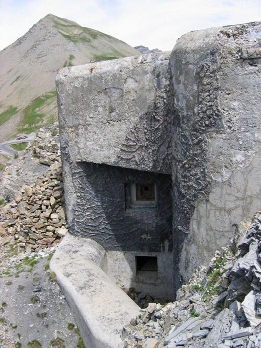 Ligne Maginot - GRANGES COMMUNES - (Ouvrage d'infanterie) - Bloc 2
Façade du bloc avec son fossé diamant. - FORNERIS Serge