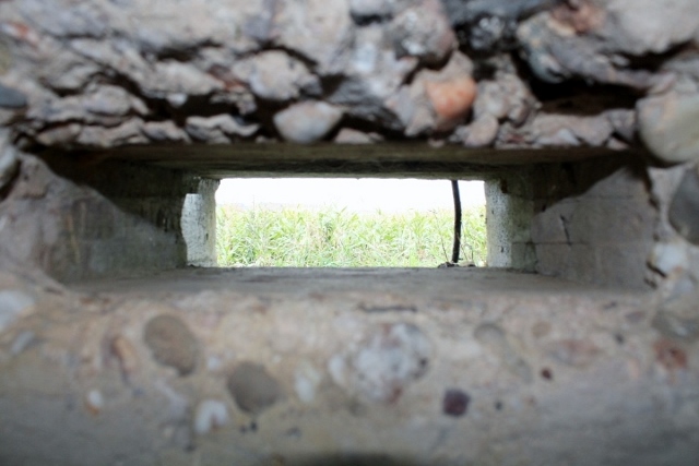 Ligne Maginot - SCHITTEFELD 5 - (Blockhaus pour canon) - Peu de blockhaus dans le secteur ont un créneau d'observation. La plupart etaient equipés d'un périscope, traversant la dalle de couverture, au travers d'une gaine. - Christian LENHARD