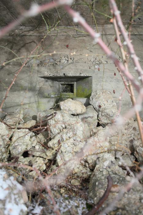 Ligne Maginot - CB295 - OBERRULEN - (Blockhaus pour canon) - Un des créneaux de tir. Orienté vers le nord est (couvrant la route menant à Soetrich) , il en existe deux autres : un orienté vers le nord et un orienté sud-est ( en direction d'Hettange-Grande). - www.arnaultjl-photo.com