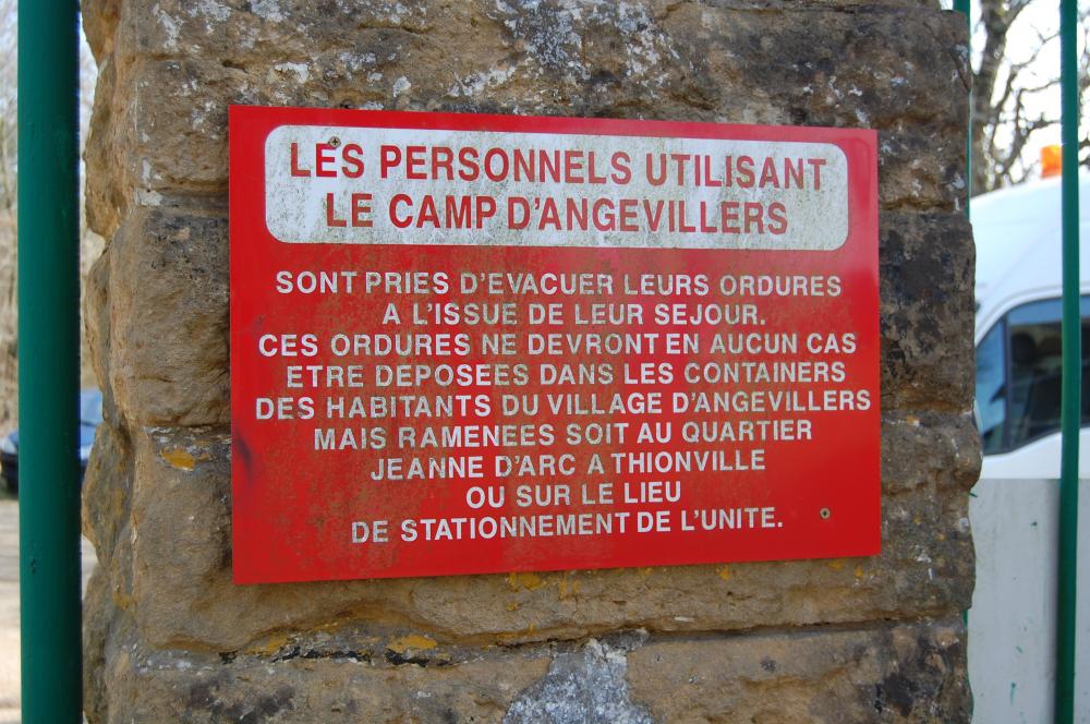 Ligne Maginot - ANGEVILLERS (CAMP) - (Camp de sureté) - Panneau d'avertissement affiché près de la sortie du camp - Christian RICHON-devoitine520