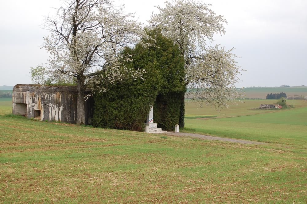 Ligne Maginot - MB51 - (Blockhaus lourd type STG / STG-FCR - Simple) - Ce blockhaus est situé en bord de route. 
Un monument dédié au 132° R.I.F. a été érigé près de cet ouvrage - chistian richon - devoitine 520