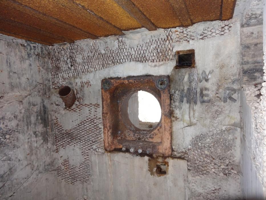 Ligne Maginot - PAYSANS OUEST - (Blockhaus pour arme infanterie) - Chambre de tir frontale et sa trémie en place - Lionnel  SPERANDIO