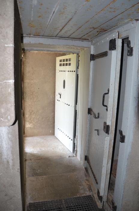 Ligne Maginot - 112 - BETTLACH SUD - (Casemate d'infanterie - Double) - Couloir entrée des hommes
Au premier plan la porte des latrines et au second la porte blindée d'entrée - D. Froehly