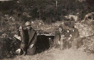 Ligne Maginot - FONTBONNE (4°Bie 157°RAP) (Position d'artillerie préparée) - Les artilleurs du 157° RAP et les munitions de 155. Chaque obus pèse 43 Kgs
Photo prise à Fonbonne en 1940