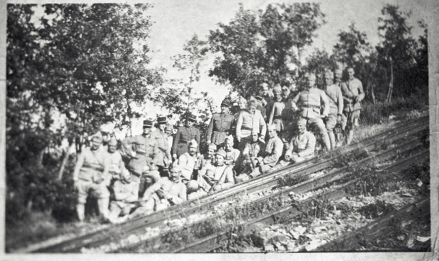 Ligne Maginot - MONTE GROSSO (MG) - E02 - (Ouvrage d'artillerie) - Photo datant probablement de la construction de l'ouvrage, les rails ayant pu être utilisés pour déplacer une charge lourde - Inconnu