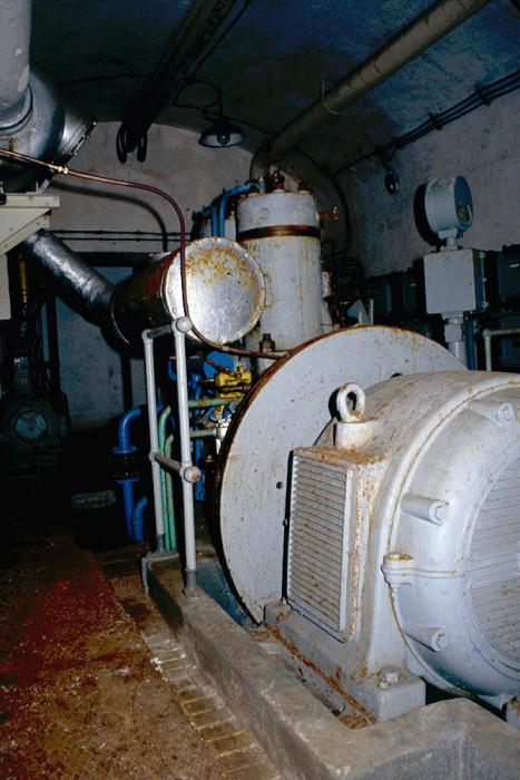 Ligne Maginot - ROQUEBRUNE - CORNILLAT - (Ouvrage d'artillerie) - L'usine électrique 
Moteur diesel Alsthom de 89 CV et alternateur Alsthom - LOVINY Alain