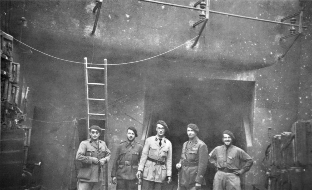 Ligne Maginot - CAP MARTIN - (Ouvrage d'artillerie) - Equipage d'ouvrage N°15, le 25 juin 1940, à l'entrée du fort; un officier du Génie, le Lt de Menfuille, le Lt Corbedanne et le MdL Ratto. - Inconnu