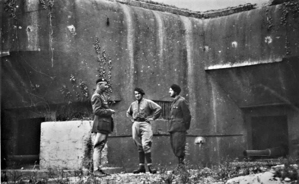 Ligne Maginot - CAP MARTIN - (Ouvrage d'artillerie) - Bloc de flanquement N°3 après la bataille de Menton, armé de deux canons de 75 Mle 29; Lt Corbedanne commandant le bloc 3, le MdL Ratto et Rainero.
Noter le rajout bétonné limitant l'angle de tir du canon de 75 - Inconnu