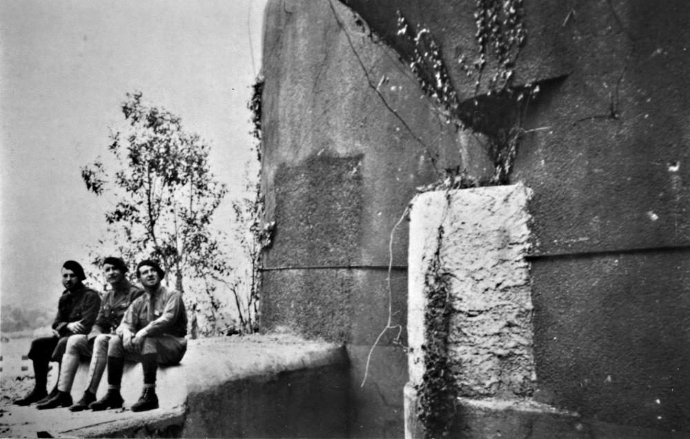 Ligne Maginot - CAP MARTIN - (Ouvrage d'artillerie) - Bloc de flanquement N°3  le 25 juin 1940. Sur la photo : MdL Rainero, Lt Corbedanne et MdL Ratto.
Noter le rajout bétonné limitant l'angle de tir du canon de 75 - Inconnu