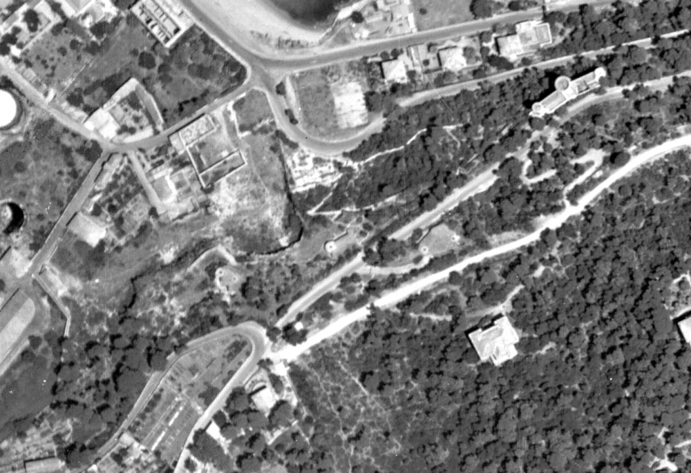 Ligne Maginot - CAP MARTIN - (Ouvrage d'artillerie) - Photographie aérienne 1954
Les 3 blocs de l'ouvrage sont nettement visibles sur cette photo ou Roquebrunne Cap-Martin apparait dans une configuration quasi semblable à celle de juillet 1940. Noter les ruines  des bâtiments détruits par l'artillerie italienne sur les avants des blocs 2 et 3. - IGN - Géoportail 1954