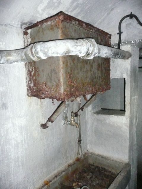 Ligne Maginot - PLATE LOMBARDE - (Ouvrage d'infanterie) - La cuisine
Evier et réserve d'eau - ARMAND Patrick