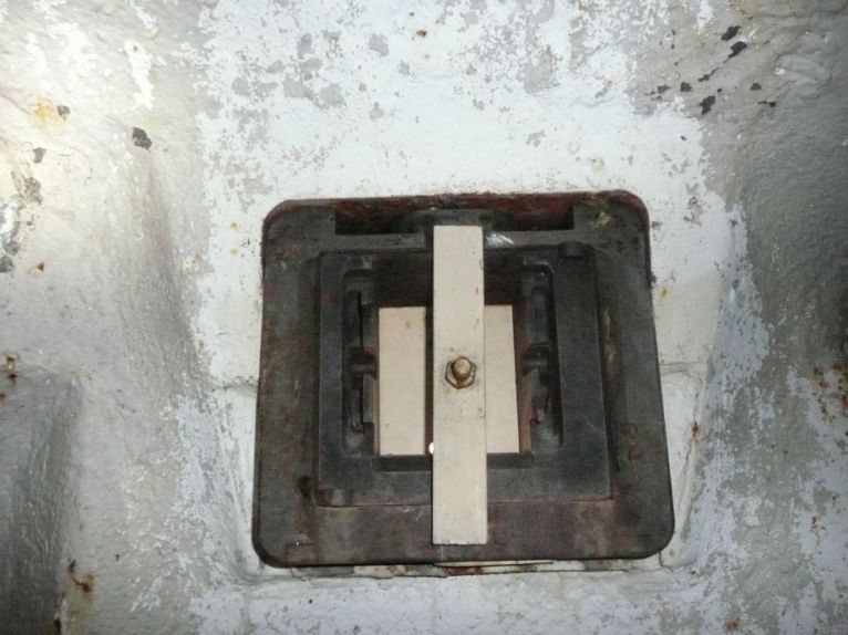Ligne Maginot - PLATE LOMBARDE - (Ouvrage d'infanterie) - Bloc 2
Cloche Pamart
L'un des créneaux modifiés pour Fusil Mitrailleur - ARMAND Patrick