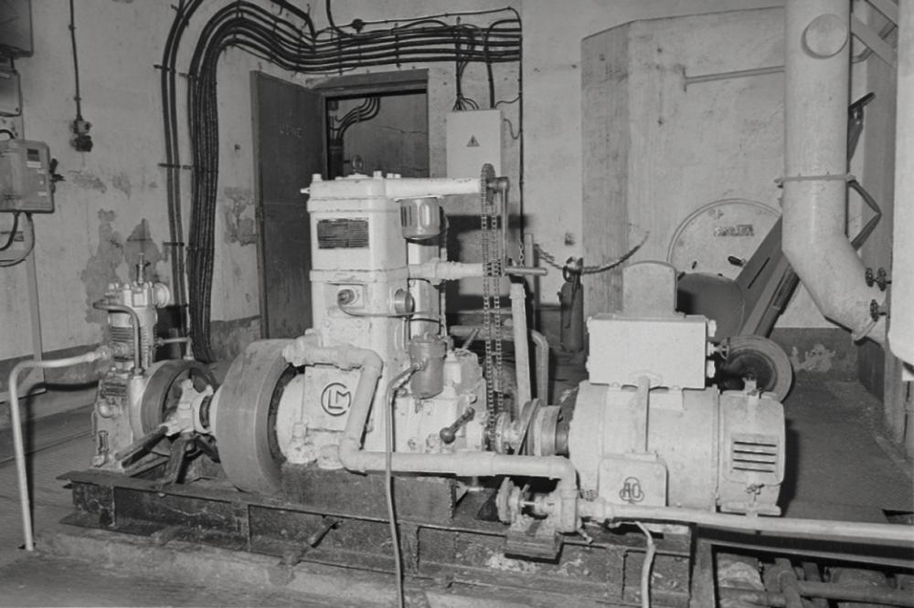 Ligne Maginot - SAINT ROCH (SHR) - (Ouvrage d'artillerie) - L'usine électrique de l'ouvrage. Le groupe électrogène auxiliaire  CLM 1 PJ 65 avec son compresseur attelé - LOVINY Alain