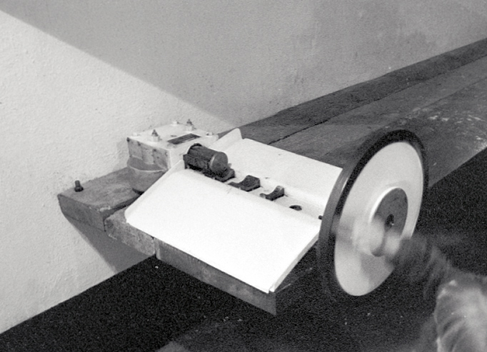 Ligne Maginot - SAINTE AGNES (SAG) - EO9 - (Ouvrage d'artillerie) - Bloc 2
Appareil pour le sertissage des obus de 75 sur la cartouche aprés réglage de la charge - LOVINY Alain