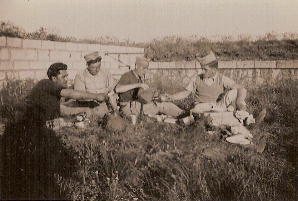 Ligne Maginot - Batterie de campagne du MONT AGEL (157e RAP) - Artilleurs de l'une des batteries du 157° RAP, vraisemblablement la 1ére. Photo prise au Mont Agel