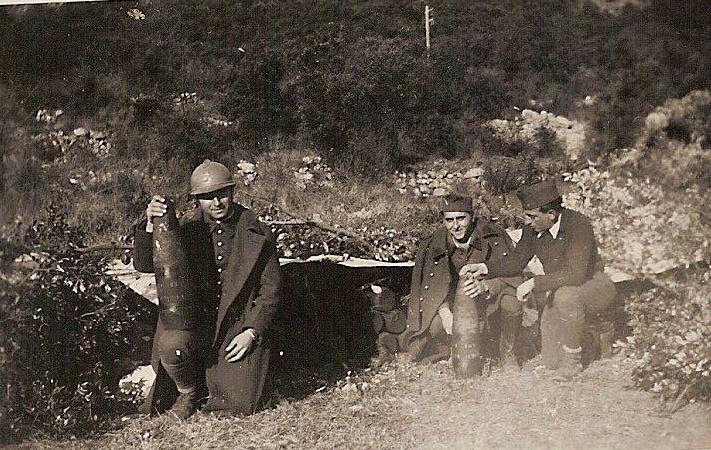 Ligne Maginot - FONTBONNE (4°Bie 157°RAP) (Position d'artillerie préparée) - Les artilleurs du 157° RAP et les munitions de 155. Chaque obus pèse 43 Kgs
Photo prise à Fonbonne en 1940