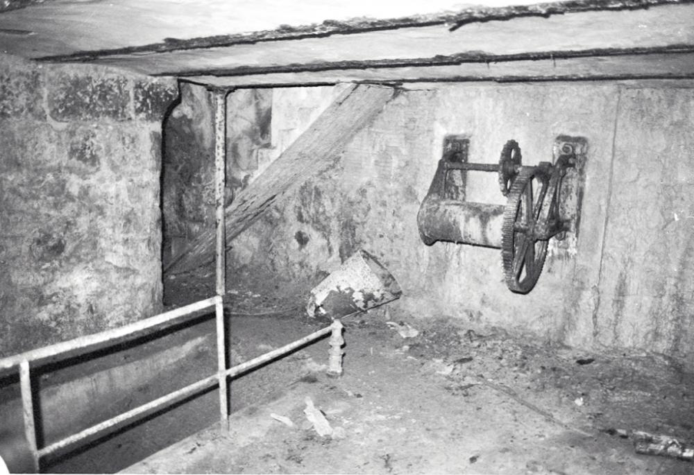 Ligne Maginot - CHIUSE DE SAINT JEAN LA RIVIERE - (Casemate d'infanterie - Simple) - Une partie du mécanisme du pont escamotable - LOVINY Alain