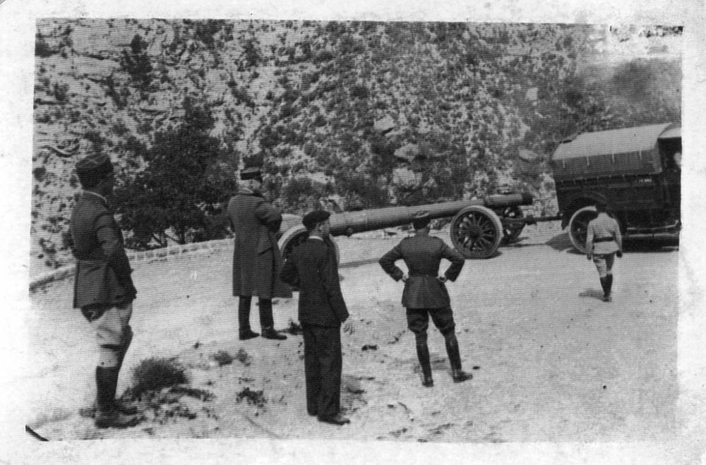 Ligne Maginot - LA LAVINA (3° BIE 157° RAP) - (Position d'artillerie préparée) - Un canon de 155 tracté en route vers son emplacement. 
Ces canons de grande longueur posaient problème dans certains lacets routiers trop serrés. - Inconnu