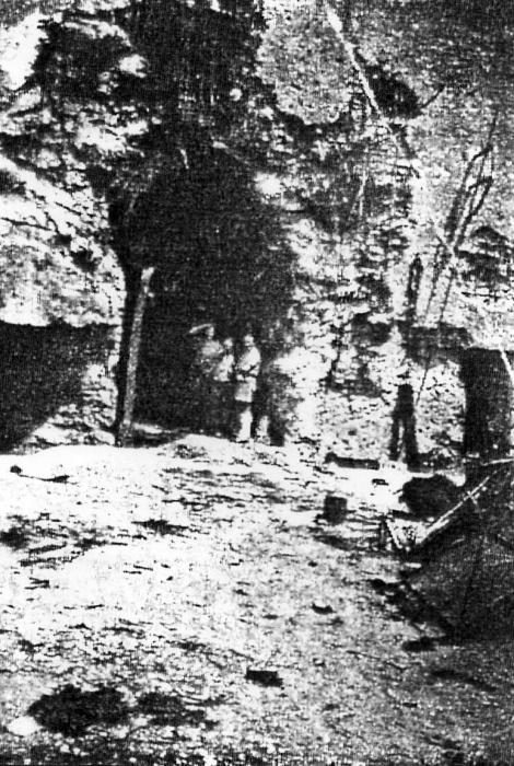 Ligne Maginot - CASTILLON (CN) - EO8 - (Ouvrage d'artillerie) - Cette photo, bien que de fort mauvaise qualité, donne une idée assez précise des dégâts occasionnés à l'ouvrage par les pilonnages faits par les américains depuis Segra - Inconnu