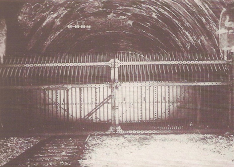 Ligne Maginot - BERGHE SUD (TUNNEL DE) - (Blockhaus pour arme infanterie) - La grille et la porte barrant l\'accès du tunnel de Bergues, identique à celles équipant le tunnel de Braus
 - Inconnu