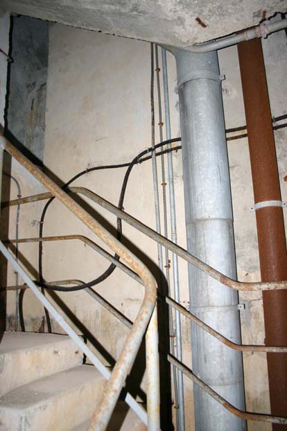 Ligne Maginot - GRANGES COMMUNES - (Ouvrage d'infanterie) - Bloc 2
Le puits d'accès au bloc
On y voit la remontée de la gaine d'air vicié et du tuyau des gaz d'échappement des moteurs de l'usine électrique - ZEIG Marc