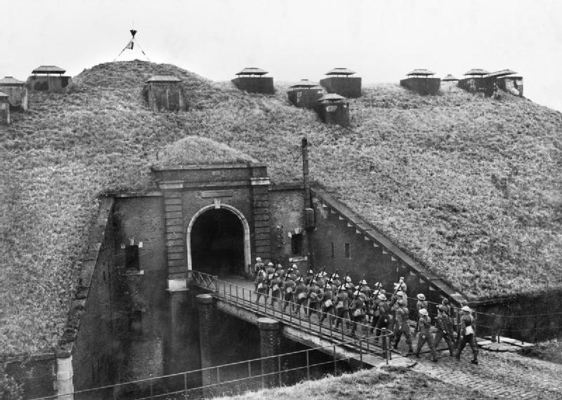 Ligne Maginot - FORT DE SAINGHIN - (Dépôt de Munitions) - Entrée de troupes du 51st Highland Division dans le fort de Sainhin en 1939-1940 - Keating G (Lt)