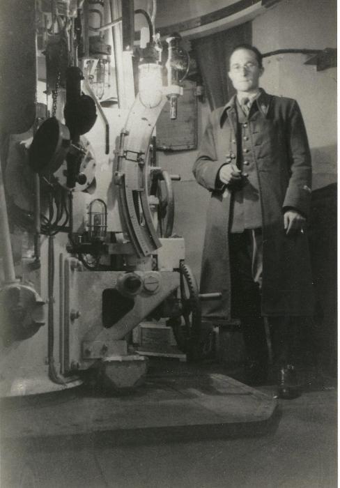 Ligne Maginot - Ouvrage d'artillerie du MICHELSBERG - Bloc 6
Le Lt DESCHAMPS commandant le bloc au pied de la tourelle de 135