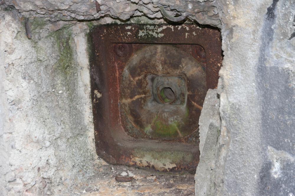 Ligne Maginot - SINGLING OUEST - (Casemate d'infanterie) - Créneau type FM B pour FM 24/29 assurant la défense e l'entrée - JMJ-73