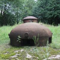 Ligne Maginot - SCHIESSECK - (Ouvrage d'artillerie) - Bloc 6
Tourelle de mitrailleuse et cloche GFM au premier plan