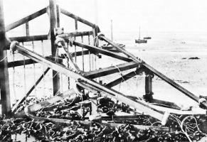 Ligne Maginot - Element Cointet - Un élement Cointet version belge réutilisé par  les allemands sur les plages.
Noter la présence de  charges  explosives sur les profils laissant supposer une destruction imminente de l'obstacle.