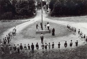 Ligne Maginot - LANGENSOULTZBACH - (Camp de sureté) - Les colonies de vacances 
La levée des couleurs
Photo prise entre 1955 et 1961