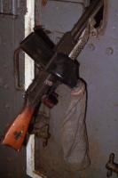Ligne Maginot - FM 24/29 en place sur une porte blindée - Le FM est en place dans le créneau grace à l'utilisation d'un support de porte type SP.
Les douilles sont récupérées par un collecteur monté sur le coté droit de l'arme et un sac prévu à cet usage