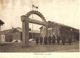 Ligne Maginot - FESSENHEIM - (Camp de sureté) - Livret de photos du casernement de sureté de Fesseheim et du détachement du 42° RIF qui l'occupait en février 39
L'entrée du quartier et la Garde