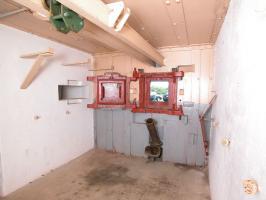 Ligne Maginot - BOIS DU FOUR - A5 - (Ouvrage d'infanterie) - Chambre de tir centrale
Trémies pour jumelage de mitrailleuse
Le bi-rail support est visible en partie haute