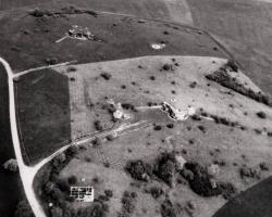 Ligne Maginot - HAUT POIRIER - (Ouvrage d'infanterie) - Vue aérienne donnant un aperçu complet de l'ouvrage et des ses abords.
On y distingue clairement les blocs, le casernement extérieur, les réseaux bas et le chemin donnant accès au bloc d'entrée bordé de ses fossés bétonnés si particuliers de part et d'autre.