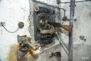 Ligne Maginot - Trémie FMB 40 - Vu du coté intérieur du créneau type FMB 40 avec le support d'arme.
Les deux orifices prévus pour la lunette type U sont visibles en partie chute de la trémie.