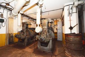 Ligne Maginot - Ouvrage de la FERTE - Bloc 1
Usine électrique 
Les deux groupes électrogènes à moteur CLM 108 de 25 CV