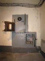 Ligne Maginot - Ouvrage du BAS DE SAINT OURS - La plaque d'embrasure pour mortier de 50 mm modèle 35 coté intérieur.
L'ouverture munie de son obturateur effaçable en partie haute, le support pour le montage du mortier en partie médiane  et, en partie basse sur la droite, la trappe donnant accès à la partie basse de la trémie.