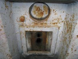 Ligne Maginot - Ouvrage d'artillerie de ROCHE LA CROIX - Bloc 3
L'ouverture en partie haute de la trémie, obturateur en place est nettement visible sur cette photo.